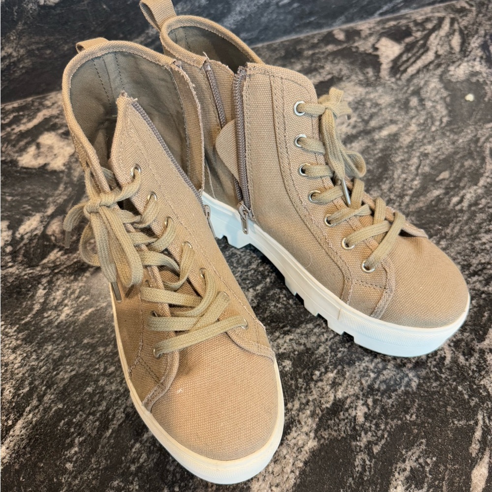 Like new olive green boot